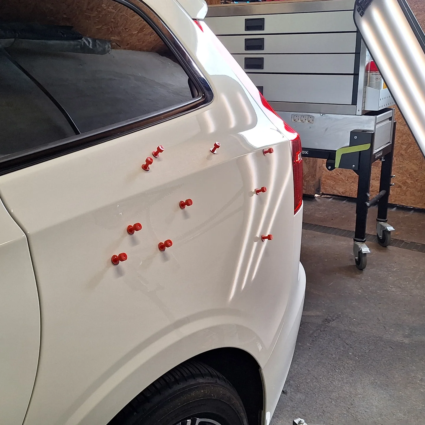 Hagelschäden am Auto reparieren